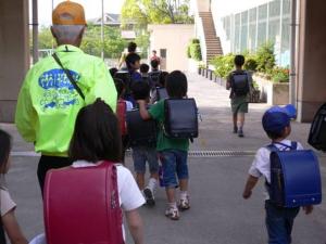 見守り隊のおじさんたちと一緒に帰るので安心