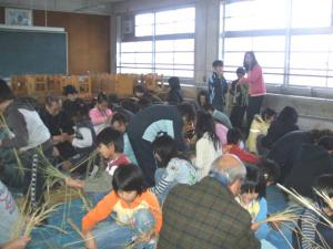 わらを使ってしめ縄づくり