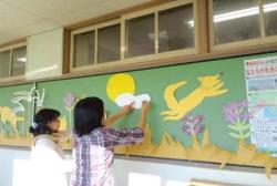 図書館の壁面作製の様子