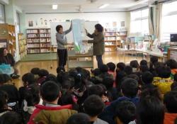 小学校での読み聞かせの様子