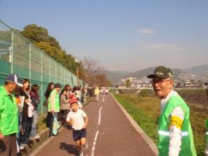 全校マラソン大会に、地域のボランティア30名以上が協力