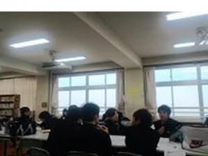 新聞記事を見て、生徒どうしが話す