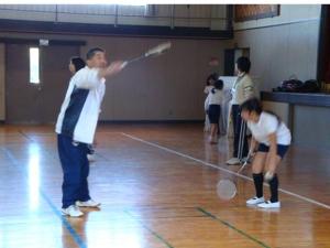 バトミントンクラブの方々による支援