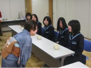 3年生を対象に地域の方によるお茶会の様子