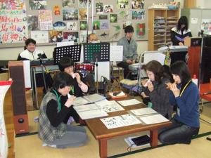音楽指導ボランティアの方による楽器演奏の指導
