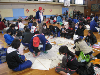 凧づくりの講習のようす
