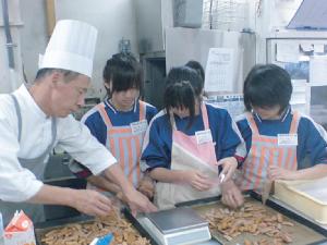 ケーキ屋さんで中学生が職業体験