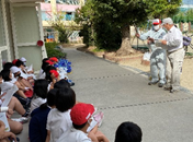 お話を聞く子供たち