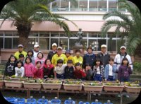 環境整備後、子どもたちと記念撮影