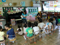 中学生によるよみきかせのようす