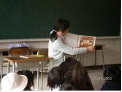 絵本の読み聞かせの様子