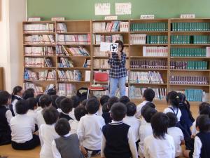 絵本の読み聞かせ