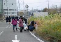 道路脇でゴミを拾う人々