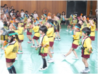 児童による鼓笛演奏のようす