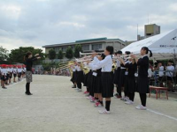 中学校吹奏楽部によるファンファーレの演奏のようす