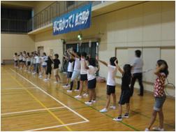 バトミントン部での小中交流の様子