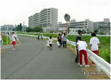 船橋川クリーン作戦で活動する児童生徒