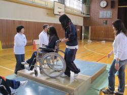 車いす体験の様子