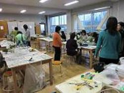 生け花をする様子