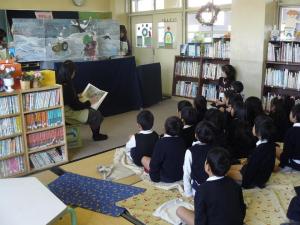 ペープサートを用いた本の読み聞かせの様子