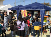 模擬店を中学生が手伝う