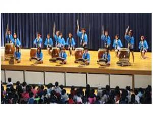 太鼓演奏を披露する子どもたち