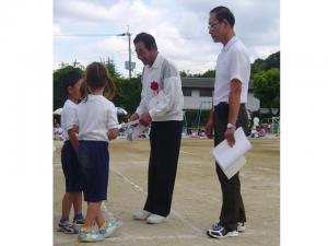 運動会で見守り隊の方へ感謝状・手紙を贈呈する様子