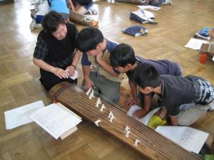 地域の方による琴教室の様子