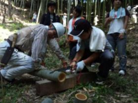 自然観察会での竹コッポリづくりのようす