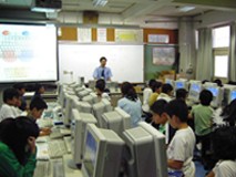 パソコンの指導支援の様子