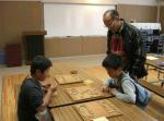 将棋を教わる様子