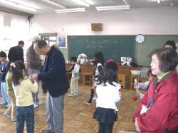おじいさんおばあさんと遊ぼう会の様子