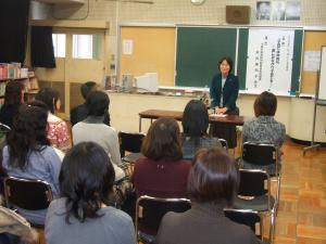 子育て講演会を聞く会場の様子