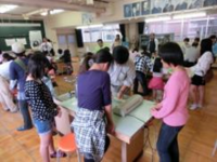 葉脈標本づくりのブースのようす