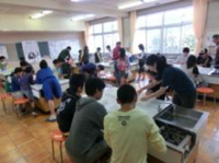 ブースで小学生に関わる中学生のようす