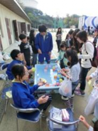 堅下南中学校生徒会共催のヨーヨーつりのようす