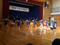 地域文化交流会での国分小学校の太鼓演奏のようす