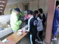 豚汁の炊き出しのようす