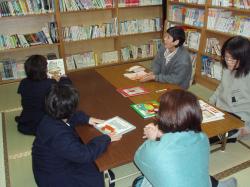 本の読み聞かせの様子