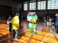 地域ふれあい祭りに参加した富田林市のマスコット「とっぴー」