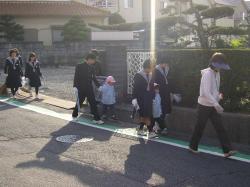 葛城中学校区クリーン大作戦での異年齢交流