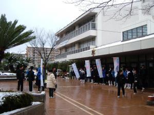 朝8時から児童生徒の登校を見守る