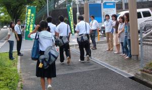 先生方も校門や挨拶ポイントに出かけて保護者・地域の方々と声をかけ合っている