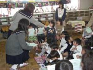 中学生から、幼稚園のみんなへよびかけている様子