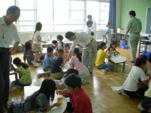 「水」について地域の方々から教えていただいている様子