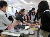 地域ボランティアに支援してもらいながらビスケットづくり