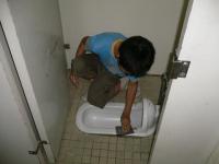トイレを磨く6年生のようす