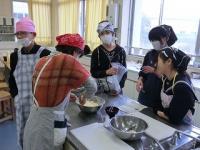 地域の方・保護者・教員と子どもたちがクッキーづくり