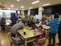 放課後学習室で勉強する子どもたちと支援する学習ボランティアのようす