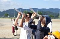金環日食を観察する地域の人・保護者・小中学生のようす
